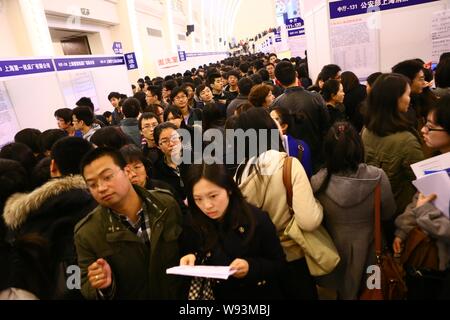 Recherche d'emploi chinois foule cale à un salon de l'emploi à Shanghai, Chine, 23 mars 2013. L'économie chinoise devrait croître de 8,5 pour cent en 2013 et plus de 20 Banque D'Images