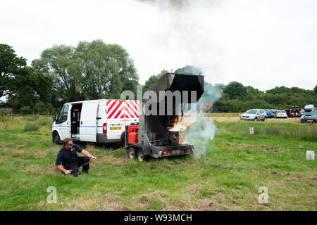 Démonstration Pompiers quant aux effets de verser de l'eau sur une puce feu d'huile du carter. Banque D'Images