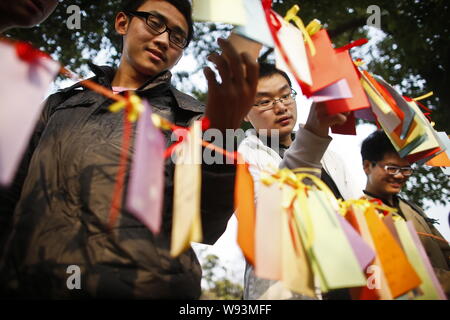 Les étudiants masculins découvrez les souhaits de leurs camarades de sexe féminin au campus Road de l'Université de Tongji en avant de la Journée internationale des femmes dans Banque D'Images