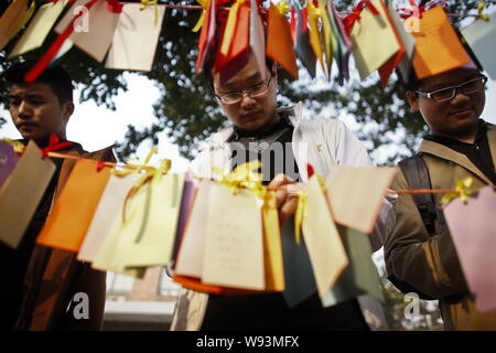 Les étudiants masculins découvrez les souhaits de leurs camarades de sexe féminin au campus Road de l'Université de Tongji en avant de la Journée internationale des femmes dans Banque D'Images