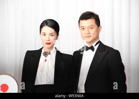 --FILE--Chinese pop diva Faye Wong, à gauche, et son mari l'acteur chinois Li Yapeng, présentent à la Dîner de Gala 2012 pour Smile Angel Foundation Banque D'Images