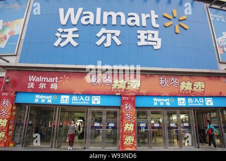 --FILE--acheteurs chinois entrer dans un supermarché Walmart à Nanjing, Chine de l'est de la province de Jiangsu, 22 octobre 2012. Wal-Mart Stores Inc envisage de m Banque D'Images