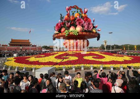 --FILE--touristes foule Place Tiananmen pendant la journée nationale de vacances, à Beijing, Chine, 1 octobre 2013. L'enthousiasme des consommateurs, associée wi Banque D'Images