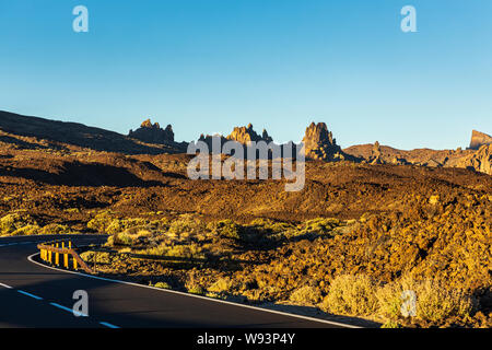 La lumière de fin de soirée sur les Roques de Garcia de Las Canadas del Teide, Tenerife, Canaries, Espagne Banque D'Images