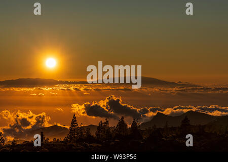 Chaud soleil lumineux sur La Palma à nuages et paysage volcanique de l'île de Tenerife tard dans la soirée en donnant une lueur orange profond à th Banque D'Images