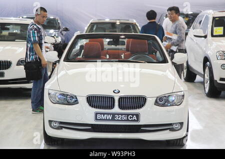 --FILE--visiteurs regarder une BMW 325i CA voiture décapotable au cours d'une auto show de Nanjing, province du Jiangsu, Chine de l'est le 28 avril 2013. Bayerische Banque D'Images