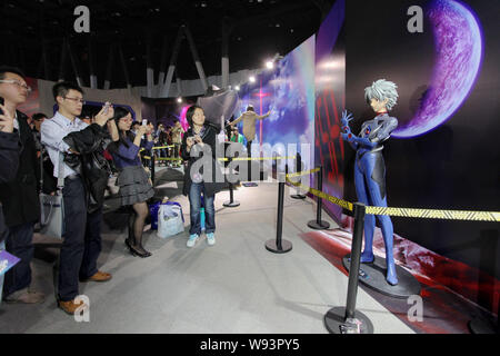 Les visiteurs regarder une énorme version de Kaworu Nagisa, un personnage de la série animée Neon Genesis Evangelion, au cours de l'Expo, à l'EVA S Banque D'Images