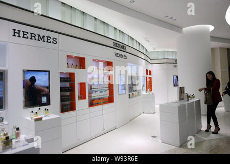 Boutiques d'un client à une boutique de Hermes dans le nouveau magasin phare Lane Crawford a ouvert à Shanghai Times Square à Shanghai, Chine, le 23 octobre 2013 Banque D'Images