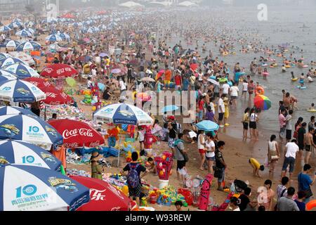 Surcharger les vacanciers Qingdao No.1 plage de baignade sur une chaude journée dans la ville de Qingdao, province du Shandong, Chine de l'Est, 3 août 2013. Citoyen local Banque D'Images