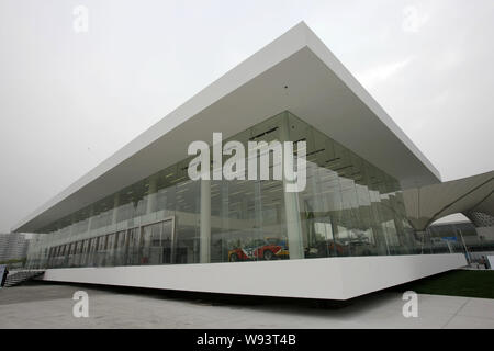 Vue de l'expérience de la marque BMW dans le monde entier au centre de la nouvelle zone de Pudong à Shanghai, Chine, le 24 avril 2013. M. Karsten Engel, le nouveau président et chef de la direction Banque D'Images