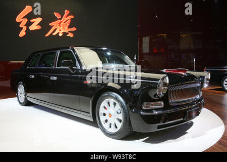 --FILE--une Hongqi L9 s'affiche sur le stand de Hongqi lors d'une exposition d'automobiles à Shanghai, Chine, le 22 avril 2013. Le cadre massif, bug-ey Banque D'Images