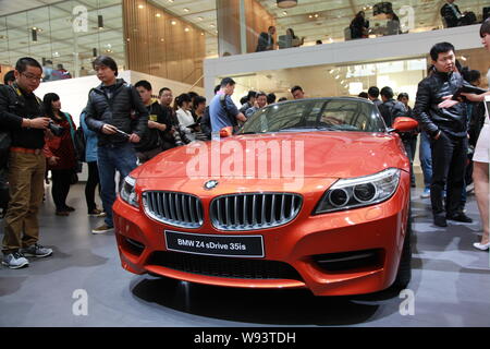 --FILE--visiteurs regarder un BMW Z4 sDrive 35est lors de la 15ème Exposition de l'industrie internationale de l'Automobile de Shanghai, connue sous le nom de Shanghai Auto Banque D'Images