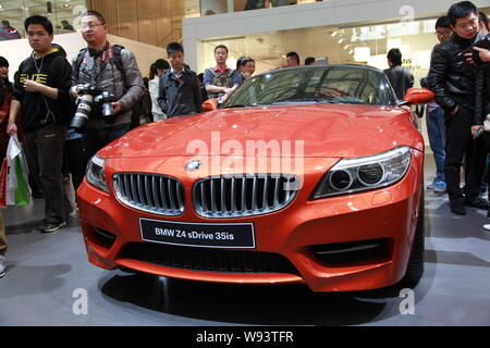 --FILE--visiteurs regarder une BMW Z4 sDrive 35est lors de la 15ème Exposition de l'industrie internationale de l'Automobile de Shanghai, connue sous le nom de Auto China 2014, à l'al. Banque D'Images