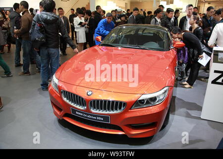 --FILE--visiteurs regarder une BMW Z4 sDrive 35est lors de la 15ème Exposition de l'industrie internationale de l'Automobile de Shanghai, connue sous le nom de Auto China 2014, à l'al. Banque D'Images