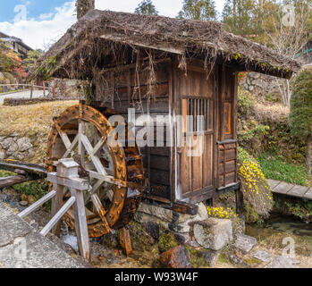 Moulin à eau dans la vieille ville de Tsumago (Tsumago-juku), Nagiso, district de Kiso, Nagano Prefecture, Japan Banque D'Images