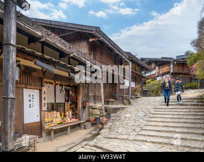 Les visiteurs dans la vieille ville de Tsumago (Tsumago-juku), Nagiso, district de Kiso, Nagano Prefecture, Japan Banque D'Images