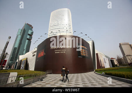 --FILE--piétons devant une de Louis Vuitton (LV) au centre en forme de botte LAVENUE à Shanghai, Chine, le 14 mars 2013. La Chine n'a pas Banque D'Images