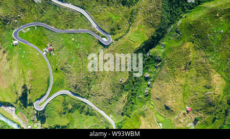 Les routes de Furkapass en Suisse - Photographie aérienne Banque D'Images