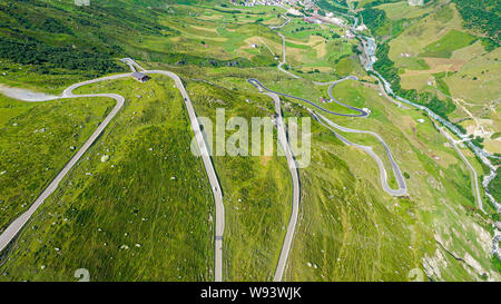 Les routes de Furkapass en Suisse - Photographie aérienne Banque D'Images