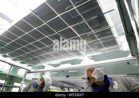 --FILE--femmes travailleurs chinois vérifier des panneaux solaires à l'usine de Shanghai Nouvelle Shenzhou Energy Development Co., Ltd. à Ganyu county, Xuzhou city Banque D'Images