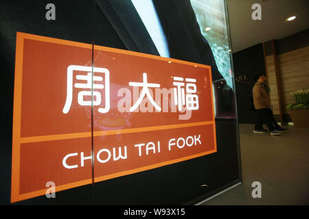 --FILE--un piéton passe devant un magasin de Chow Tai Fook à un ministère à Shanghai, Chine, 13 novembre 2012. Chow Tai Fook Jewellery Group Ltd., t Banque D'Images