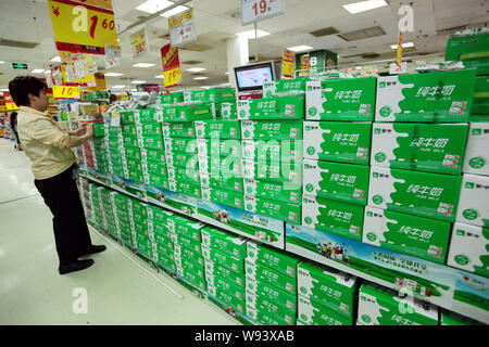 --FILE--un client achète Mengniu lait pur dans un supermarché à Shanghai, Chine, 23 août 2012. China Mengniu Dairy, Chines plus grande bouilloire de liquide m Banque D'Images