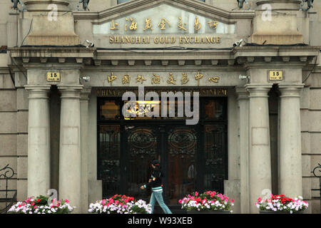 --FILE--une femme marche au-delà de la Shanghai Gold Exchange et China Foreign Exchange Trade System à Shanghai, Chine, 27 mai 2011. Le sous-gouverneur o Banque D'Images