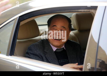 --FILE--romancier Chinois et lauréat du Prix Nobel de littérature 2012 Guan Moye, mieux connu sous son nom de plume de Mo Yan, sourit comme il arrive pour un g Banque D'Images