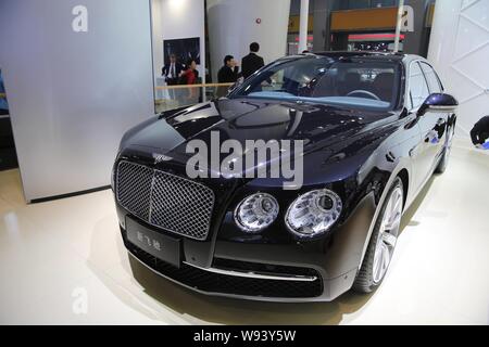 Une nouvelle Bentley Flying Spur est affiché au cours du 11ème Chine (Guangzhou) Exposition internationale de l'automobile, connue sous le nom de Guangzhou Auto 2013, à Guangzh Banque D'Images