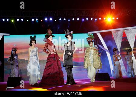 Affichage des modèles chinois nouvelle coiffure creations montrant les dix vues du lac de l'Ouest à une coiffure fashion show au cours de la 5ème Lac West Fest de beauté Banque D'Images