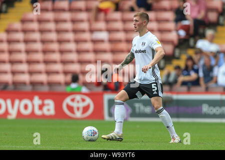 3 août 2019, Oakwell, Barnsley, Angleterre ; Sky Bet Championship, Barnsley vs Fulham ; Alfie Mawson (5) de Fulham avec la balle Crédit : Mark Cosgrove/News Images images Ligue de football anglais sont soumis à licence DataCo Banque D'Images