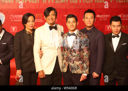 Hong Kong l'acteur Chow Yun-fat, quatrième à droite, et son épouse Jasmine Tan, deuxième à gauche, Hong Kong, chanteur et acteur Aaron Kwok, troisième à droite, et d'autres cast Banque D'Images