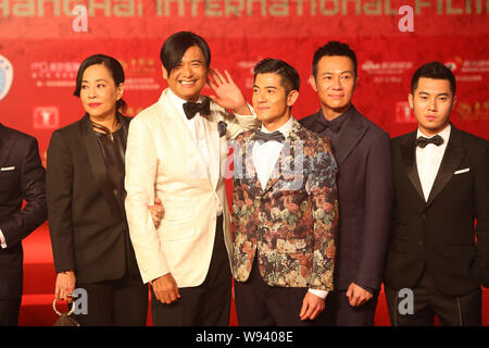 Hong Kong l'acteur Chow Yun-fat, quatrième à droite, et son épouse Jasmine Tan, deuxième à gauche, Hong Kong, chanteur et acteur Aaron Kwok, troisième à droite, et d'autres cast Banque D'Images