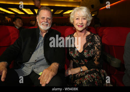 Directeur américain Taylor Hackford, à gauche, et son épouse l'actrice Helen Mirren poser lors de la première de leur nouveau film, Parker, à la 16e j de Shanghai Banque D'Images