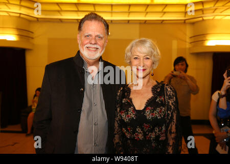 Directeur américain Taylor Hackford, à gauche, et son épouse l'actrice Helen Mirren poser lors de la première de leur nouveau film, Parker, à la 16e j de Shanghai Banque D'Images