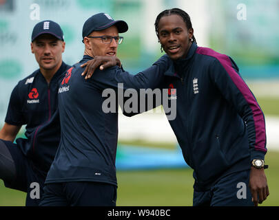 L'Angleterre (de gauche à droite) Rory Burns, Jack Leach et Jofra Archer lors d'une session à filets, du seigneur de Londres. Banque D'Images
