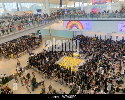 Hong Kong -11 août 2019 : millions de manifestants s'asseoir à l'aéroport international de hong kong, les gens . s'opposer à un projet de loi sur l'extradition controversée qui peut Banque D'Images