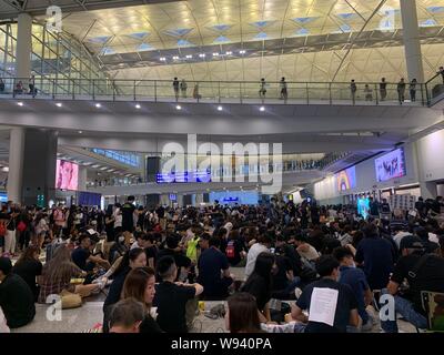 Hong Kong -11 août 2019 : millions de manifestants s'asseoir à l'aéroport international de hong kong, les gens . s'opposer à un projet de loi sur l'extradition controversée qui peut Banque D'Images