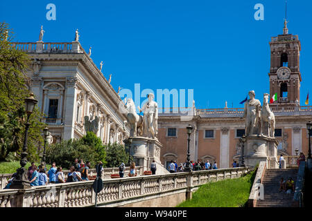 ROME, ITALIE - Avril 2018 : les touristes qui visitent la colline du Capitole et le Palais Sénatorial Banque D'Images