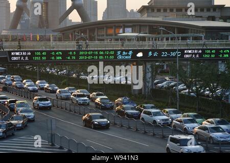 --FILE--véhicules se déplacent lentement dans un embouteillage aux heures de pointe sur East YanAn Road dans le centre de Shanghai, Chine, le 15 juillet 2013. Shanghai envisage Banque D'Images