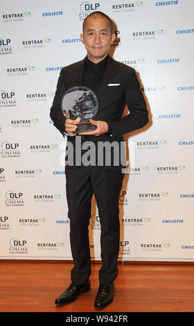 Hong Kong, chanteur et acteur Tony Leung Chiu-Wai pose avec son trophée pour l'honneur comme acteur extraordinaire pour 2013 à l'CineAsia 2013 à Hong Kong, Banque D'Images