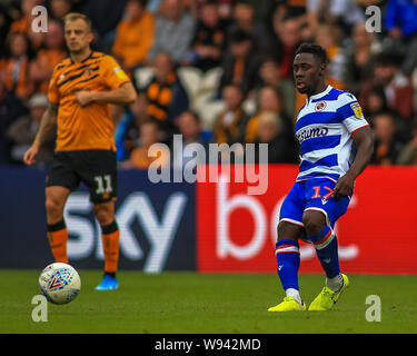 10 août 2019 , KCOM Stadium, Hull, Angleterre ; Sky Bet Championship, Hull City vs lecture ; Andy Yiadom (17) de la lecture passe le ballon Crédit : Craig Milner/News Images images Ligue de football anglais sont soumis à licence DataCo Banque D'Images