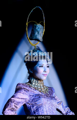 Un modèle chinois affiche une nouvelle coiffure création montrant soir Bell à Nanping Hill, l'un des dix vues du lac de l'Ouest, à une coiffure fashion Banque D'Images