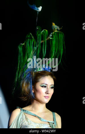 Un modèle chinois affiche une nouvelle coiffure création montrant les loriots chanter dans les saules, l'un des dix vues du lac de l'Ouest, à une coiffure fashio Banque D'Images