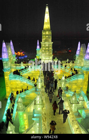 Les visiteurs passent devant les sculptures de glace à la 15e Harbin Ice and Snow World in Harbin City, au nord-est de la province chinoise, le 29 décembre 2013. E Banque D'Images