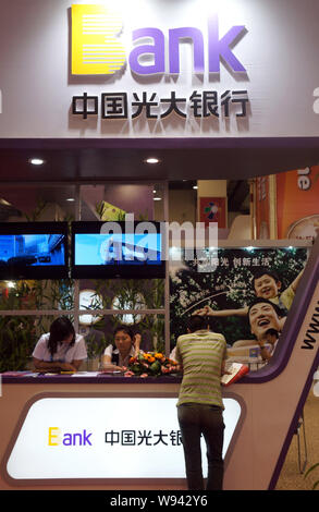 --FILE--personnes visitent le stand de la China Everbright Bank au cours de la 8e Eepo Chine Centrale à Zhengzhou, province de Henan, Chine centrale 19 mai 2013. Banque D'Images