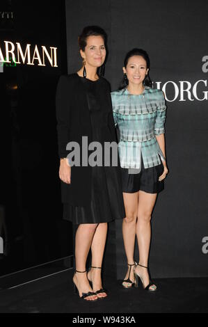 L'actrice chinoise Zhang Ziyi, droite, pose avec Roberta Armani, la nièce du couturier italien Giorgio Armani, comme elle arrive pour l'ouverture cer Banque D'Images