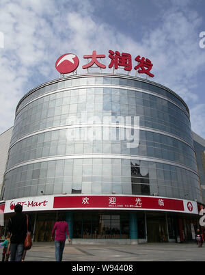 - Un fichier clients--rendez-vous shopping dans un supermarché RT-Mart à Wuxi, province de Jiangsu, Chine de l'Est, 7 octobre 2012. Taiwans RT-Mart est prêt à la Banque D'Images