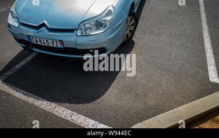 Voiture française très mal dans deux places de parking. Banque D'Images