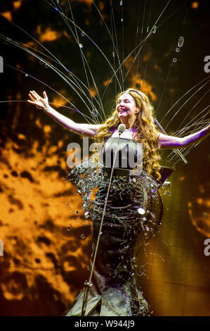 La soprano britannique Sarah Brightman chante pendant son concert à Shanghai Grand Stage à Shanghai, Chine, 23 juin 2013. Banque D'Images